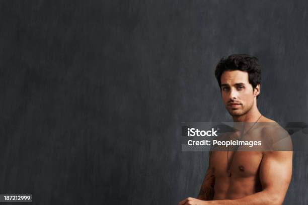 Guarda Macho Insieme Copyspace - Fotografie stock e altre immagini di A petto nudo - A petto nudo, Bello, Uomini