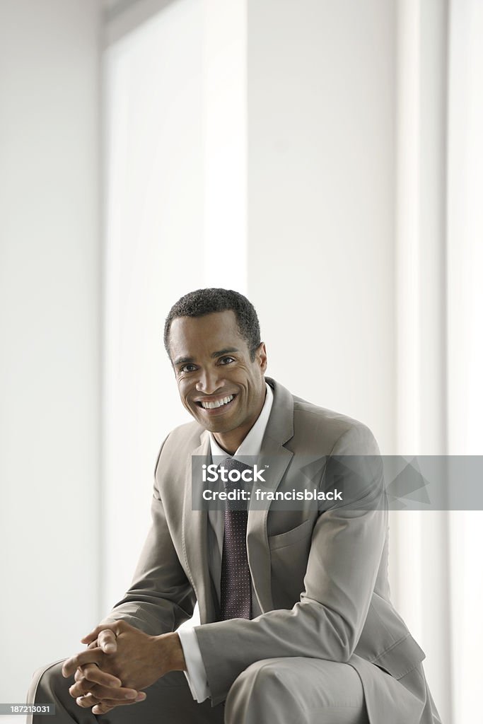 Sorridente Uomo d'affari africano - Foto stock royalty-free di 25-29 anni