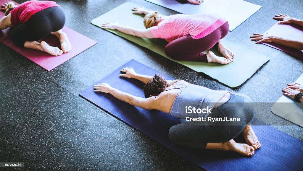 Aula de Yoga no estúdio de grupo - Foto de stock de Academia de ginástica royalty-free