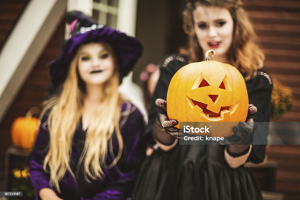 Młody Wampir i czarownica ubrany w górę na halloween - Zbiór zdjęć royalty-free (12-13 lat)