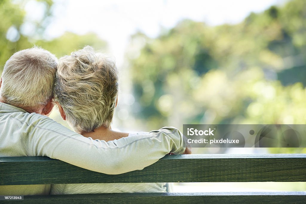 Homem idoso e mulher experimentando no banco ao ar livre - Royalty-free Reforma - Assunto Foto de stock