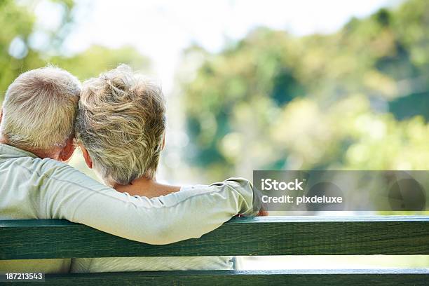 Homem Idoso E Mulher Experimentando No Banco Ao Ar Livre - Fotografias de stock e mais imagens de Reforma - Assunto