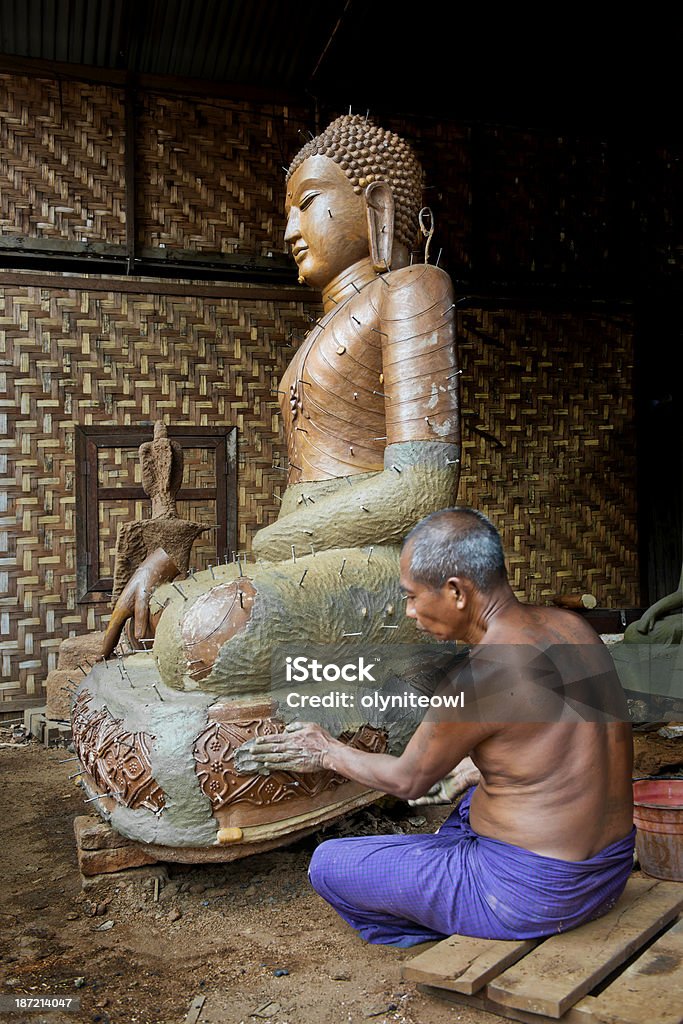 Fazer uma sessão de Bronze de Buda - Foto de stock de Adulto royalty-free