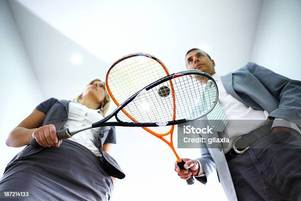 Gente De Negocios En Un Descanso De Squash Foto de stock y más banco de imágenes de 30-39 años - 30-39 años, Adulto, Adulto de mediana edad
