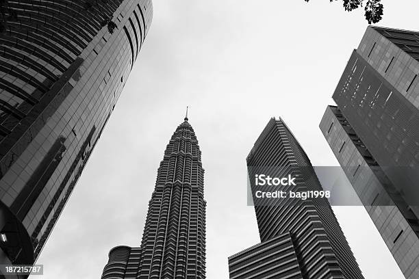 Torres Petronas Malaysia - Fotografias de stock e mais imagens de Ao Ar Livre - Ao Ar Livre, Arquitetura, Arranha-céu