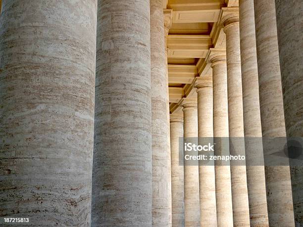 Foto de Colunas Da Praça De São Pedro Em Roma e mais fotos de stock de Arquitetura - Arquitetura, Capitais internacionais, Catolicismo