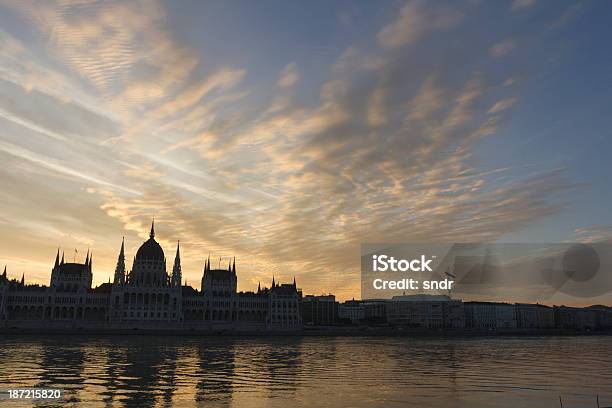 Edificio Del Parlamento Húngaro Foto de stock y más banco de imágenes de Aire libre - Aire libre, Amanecer, Anochecer