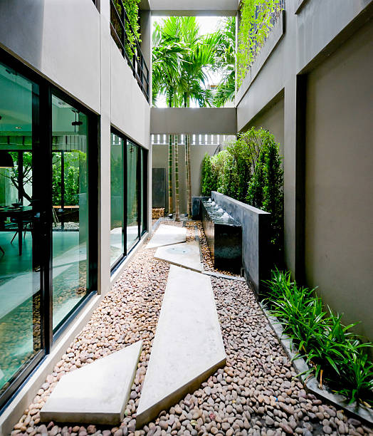 façade de maison moderne avec un espace séjour ouvert - sparse outdoors contemporary patio photos et images de collection