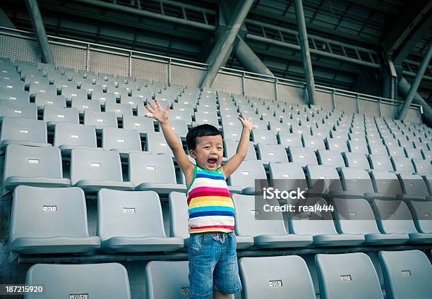 Crianças No Estádio - Fotografias de stock e mais imagens de 2-3 Anos - 2-3 Anos, Alegria, Asiático e indiano