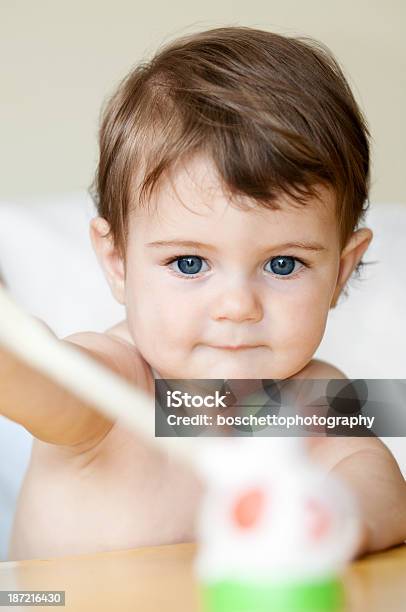 Bambino Giocano - Fotografie stock e altre immagini di 6-11 Mesi - 6-11 Mesi, Attrezzatura per neonato, Bambino piccolo