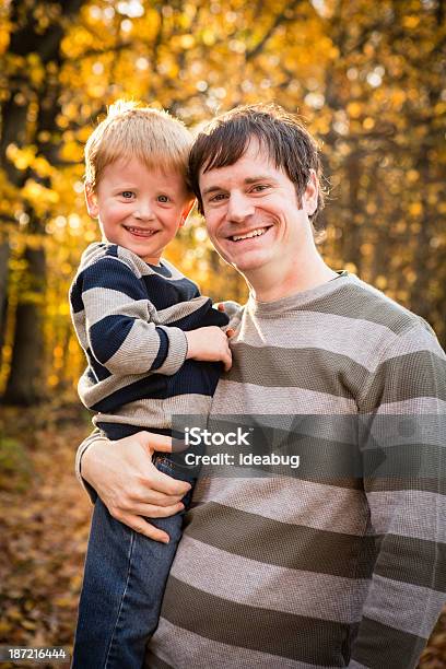 Wuj Trzymając Jego Niewielkie Nephew Na Świeżym Powietrzu W Jesieni Woods - zdjęcia stockowe i więcej obrazów 2-3 lata