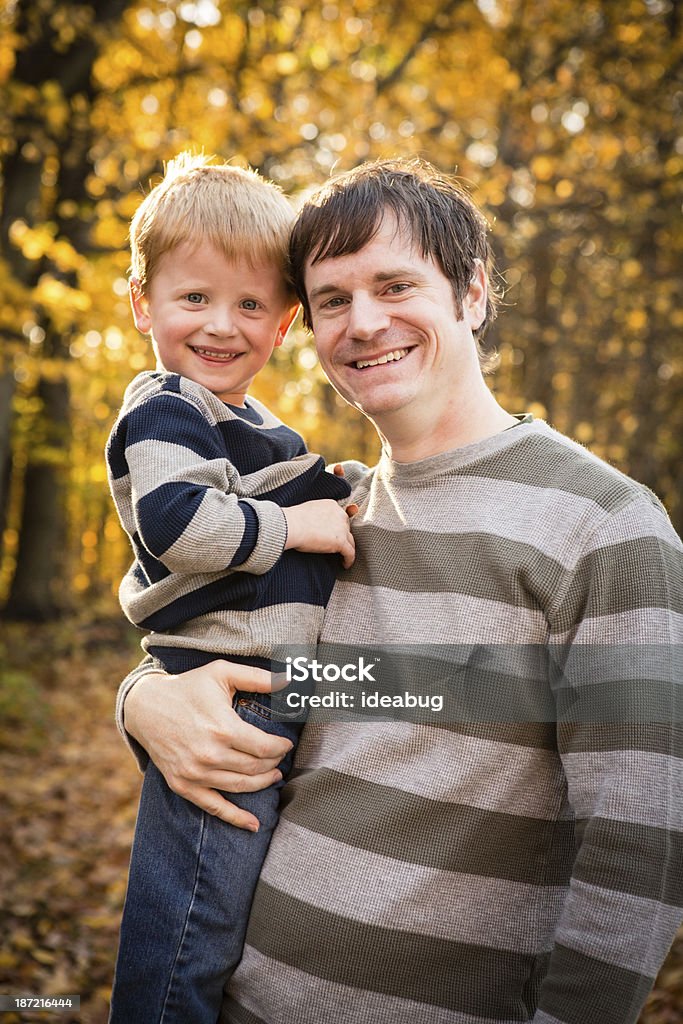 Tio segurando sua sobrinho ao ar livre no Outono floresta - Royalty-free 2-3 Anos Foto de stock