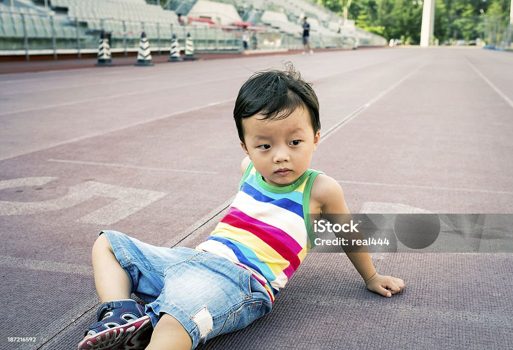 Crianças no estádio - Foto de stock de 2-3 Anos royalty-free