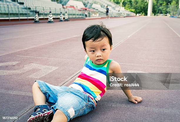 Foto de Crianças No Estádio e mais fotos de stock de 2-3 Anos - 2-3 Anos, Alegria, Arquibancada