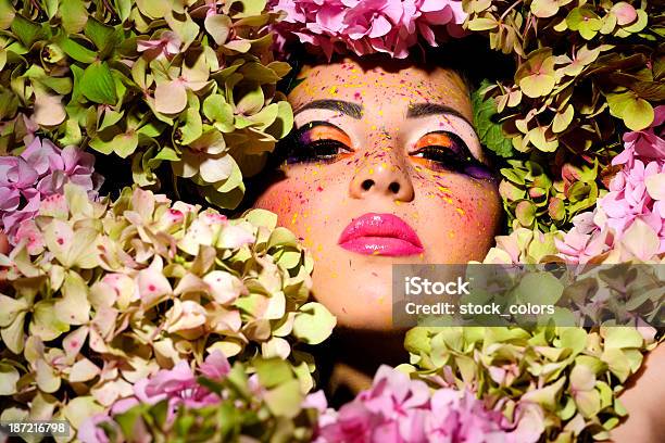 Красота Макияж — стоковые фотографии и другие картинки 20-24 года - 20-24 года, Букет, Весна