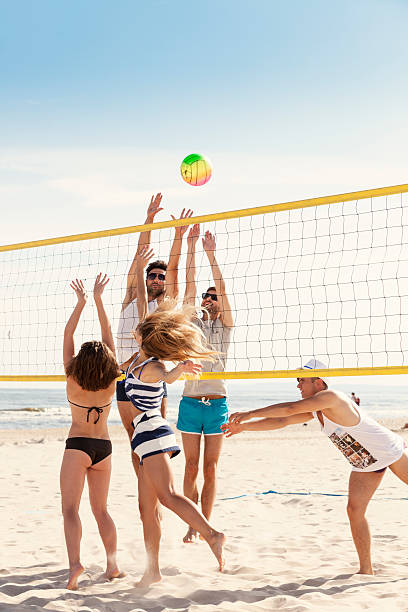 amigos jogando voleibol de praia - volleyball beach volleyball beach sport imagens e fotografias de stock