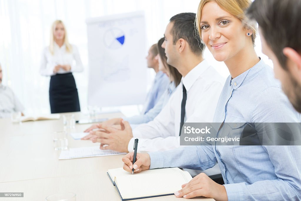 Sonriendo mujeres de negocio en Oficina de reuniones - Foto de stock de Adulto libre de derechos