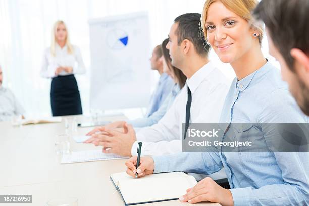 Sonriendo Mujeres De Negocio En Oficina De Reuniones Foto de stock y más banco de imágenes de Adulto