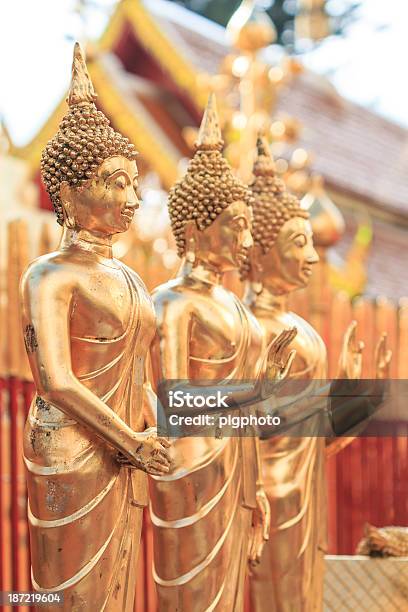 Golden Buddha Nel Tempio Di Chiang Mai Thailandia Asia - Fotografie stock e altre immagini di Ambientazione tranquilla