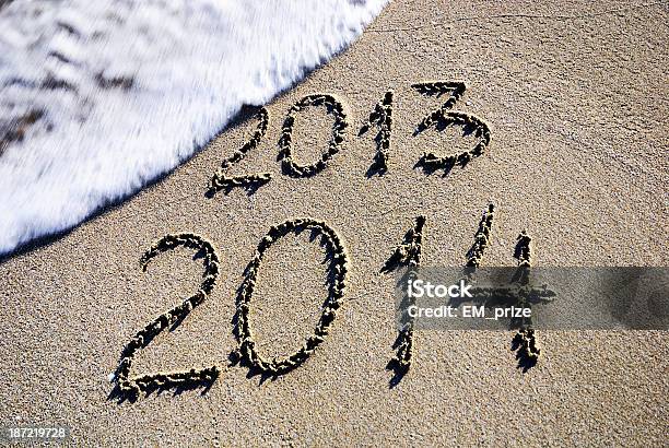 새해 복 많이 2014 교체 2013 컨셉입니다 On 바다빛 플라주 12월 31일에 대한 스톡 사진 및 기타 이미지 - 12월 31일, 2013년, 2014년