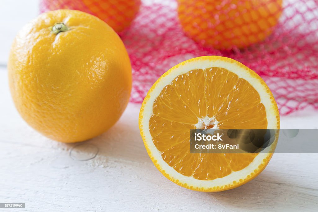 Oranges sur le net - Photo de Agrume libre de droits