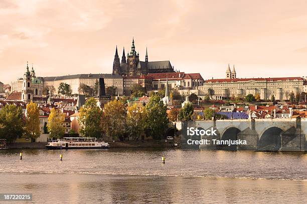 Foto de Castelo De Praga E Da Ponte Charles República Tcheca e mais fotos de stock de Arquitetura