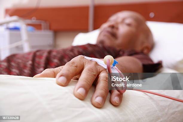 Transfusión De Sangre En Una Mano De Un Hombre Viejo Foto de stock y más banco de imágenes de Paciente