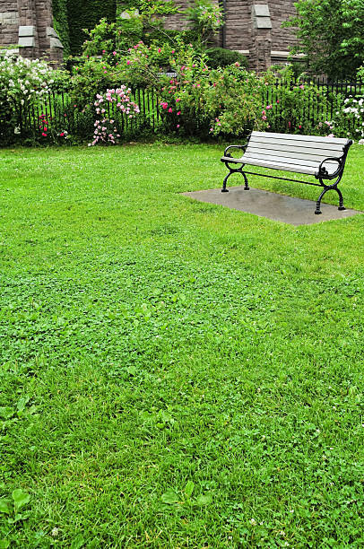 istock Tranquil puclic parkette in the big city 187220576
