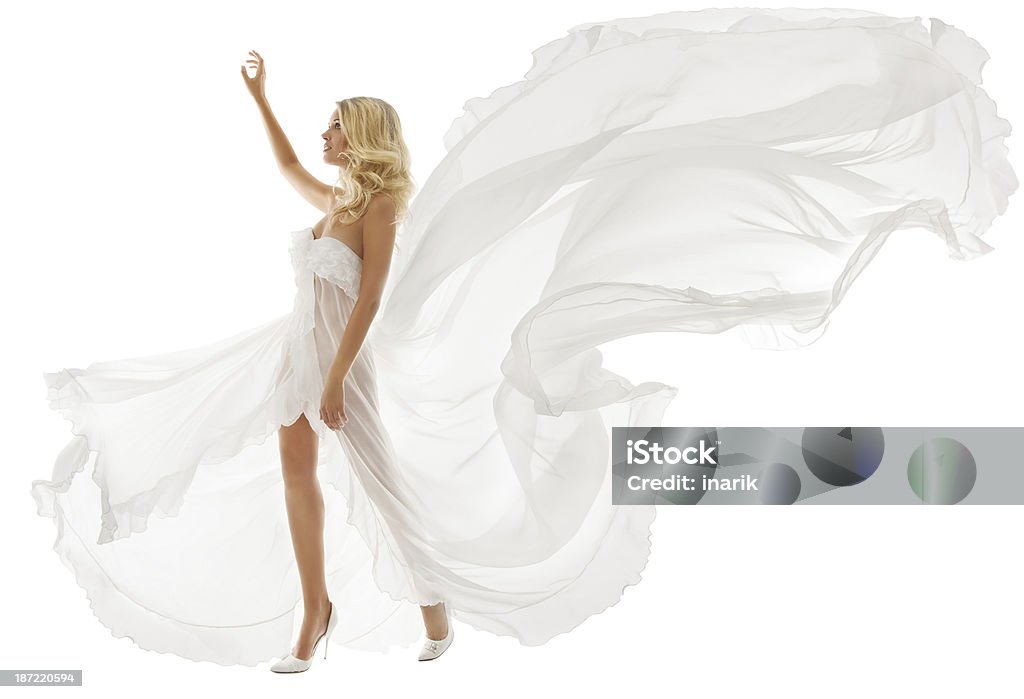 Bella donna in abito bianco con tessuto di volo - Foto stock royalty-free di Adulto