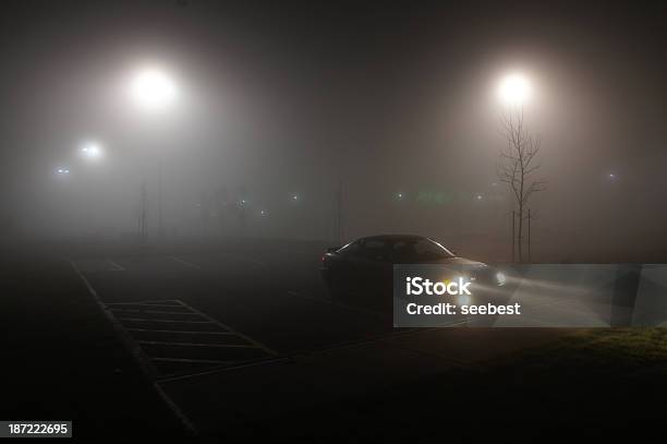 Niebla Estacionamiento Foto de stock y más banco de imágenes de Coche - Coche, Faro - Luz de vehículo, Niebla