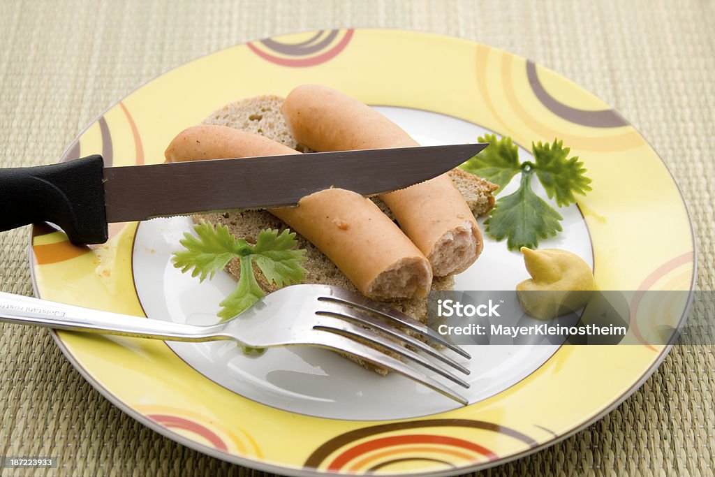 Pan con frankfurter y cubiertos - Foto de stock de Al horno libre de derechos