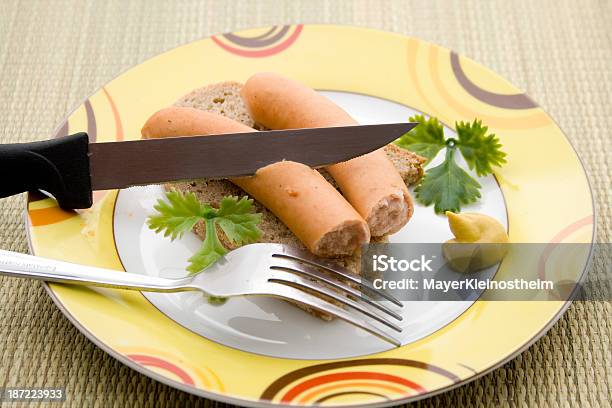 Pan Con Frankfurter Y Cubiertos Foto de stock y más banco de imágenes de Al horno - Al horno, Carne, Comidas y bebidas