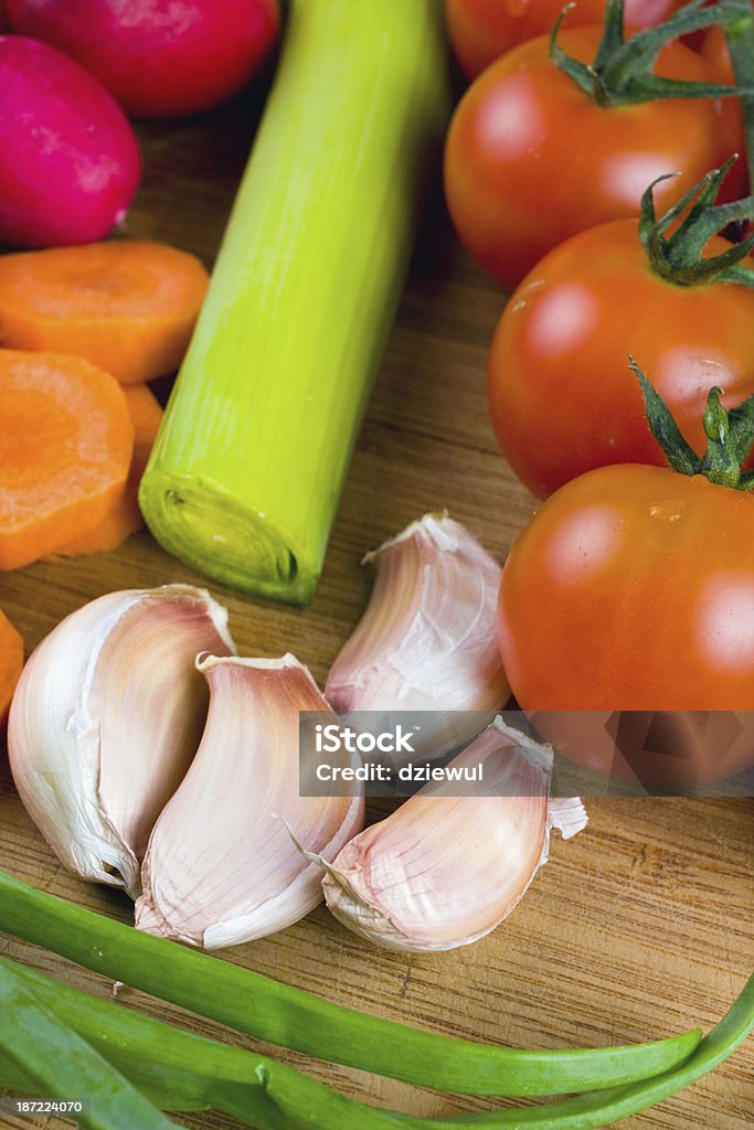 Légumes sur une planche à découper - Photo de Ail - Légume à bulbe libre de droits