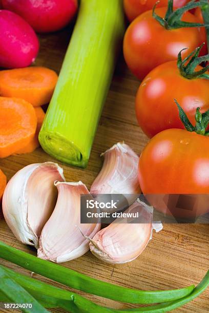 Verdure Fresche Sul Tagliere - Fotografie stock e altre immagini di Aglio - Alliacee - Aglio - Alliacee, Alimentazione non salutare, Alimentazione sana