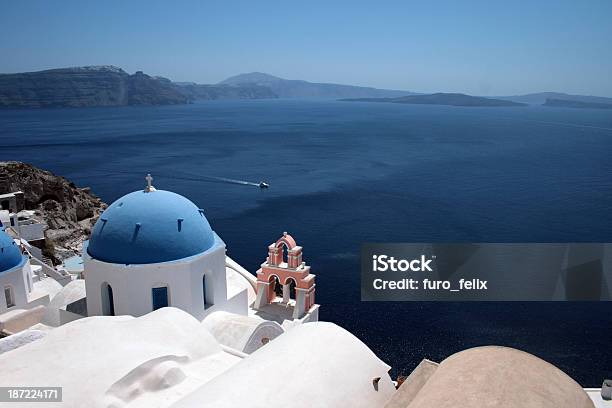 Igreja De Santorini - Fotografias de stock e mais imagens de Arquitetura - Arquitetura, Azul, Caldeira - Cratera Vulcânica
