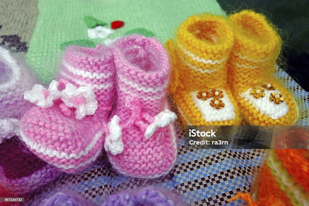 Wolle gestrickte Babyschuhe - Lizenzfrei Eleganter Schuh Stock-Foto