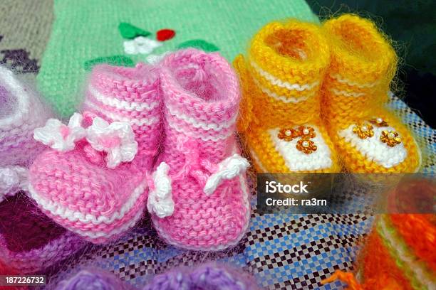 Wolle Gestrickte Babyschuhe Stockfoto und mehr Bilder von Eleganter Schuh - Eleganter Schuh, Farbbild, Flauschig