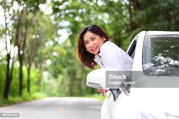 Photo libre de droit de Jeune Femme En Voiture Sur La Route banque d'images et plus d'images libres de droit de Adulte - Adulte, Beauté, Divertissement - Plaisir