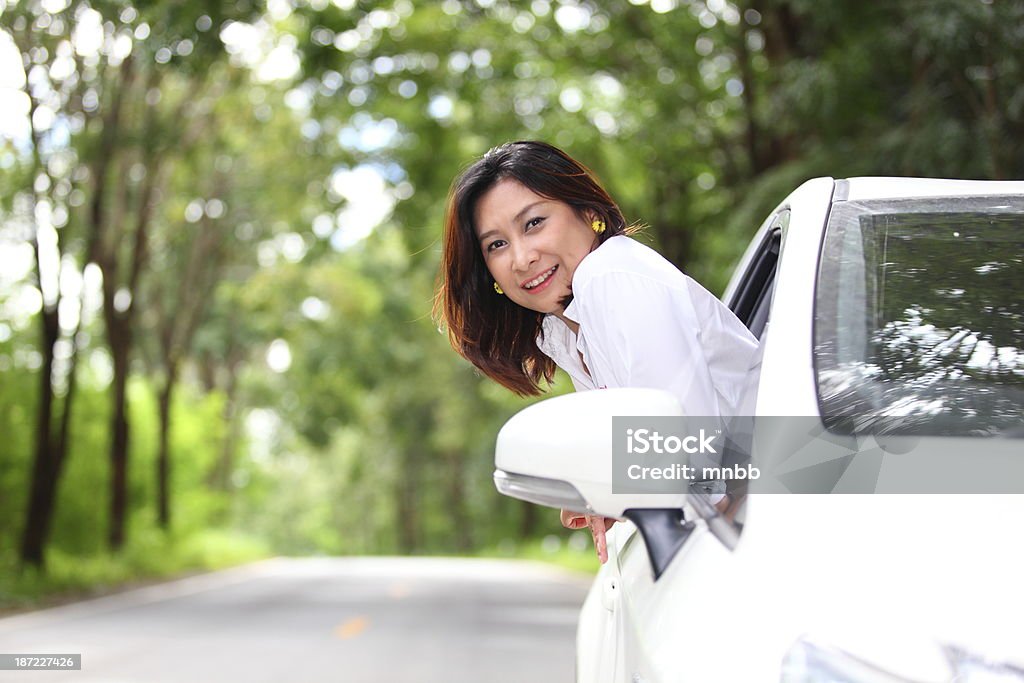 Jovem mulher no carro Viagem em Estrada - Royalty-free Adulto Foto de stock