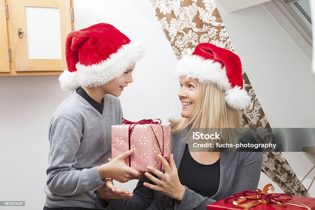 Mãe e filho com Natal apresenta - Royalty-free Adolescente Foto de stock