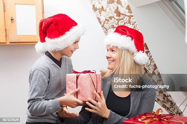 Mãe E Filho Com Natal Apresenta - Fotografias de stock e mais imagens de Adolescente - Adolescente, Alegria, Amizade