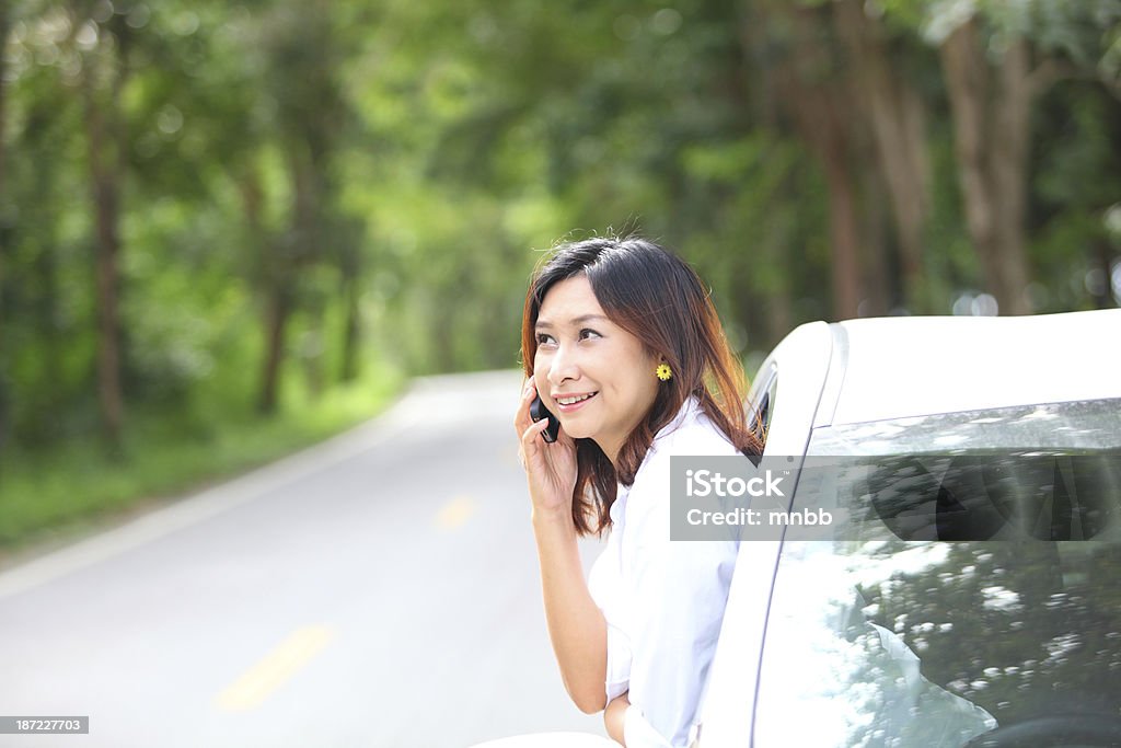 Jovem mulher no carro viagem de estrada - Foto de stock de Adulto royalty-free