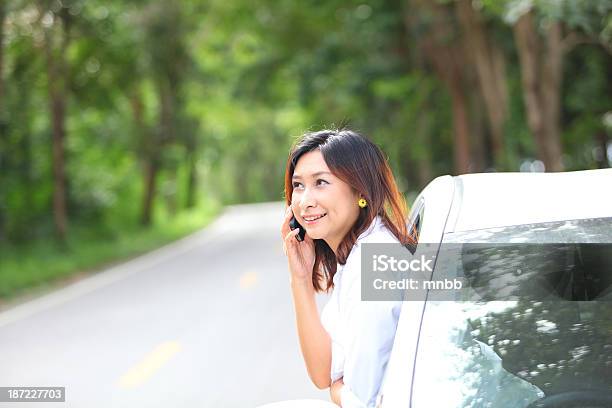 Foto de Jovem Mulher No Carro Viagem De Estrada e mais fotos de stock de Adulto - Adulto, Beleza, Carro