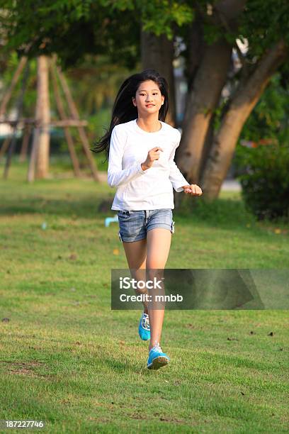 Joven Corriendo Foto de stock y más banco de imágenes de Actividad - Actividad, Adulto, Aerobismo