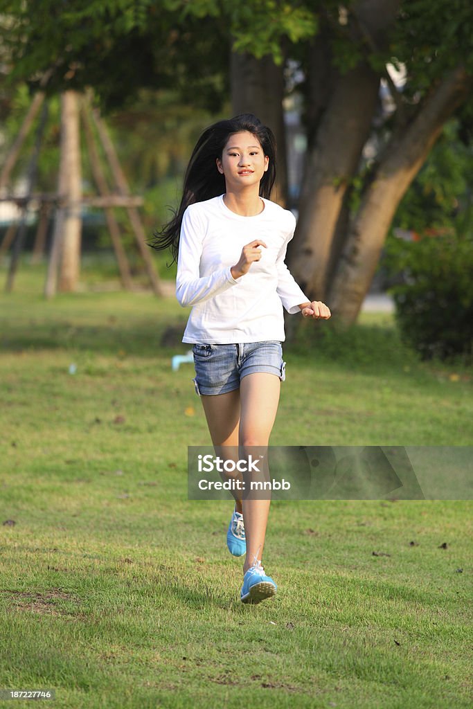 Jovem mulher correndo - Foto de stock de Adulto royalty-free