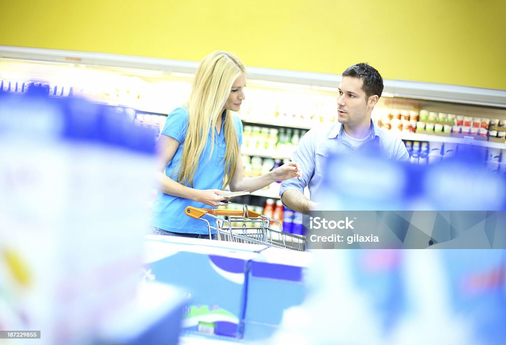 Casal de compras no supermercado. - Royalty-free 30-39 Anos Foto de stock