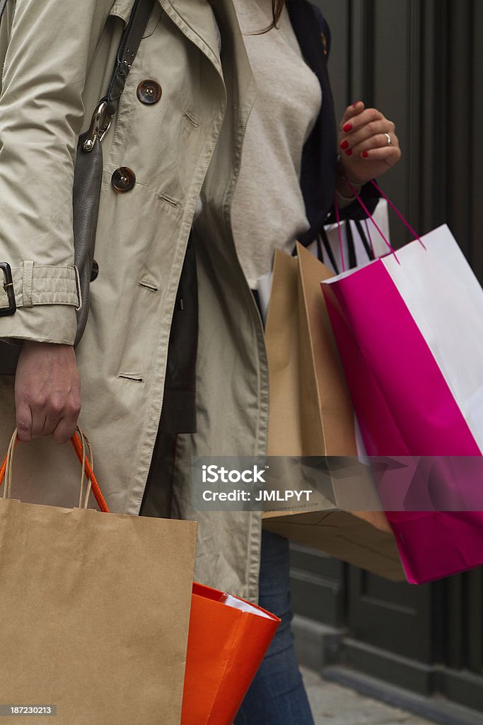 Donna con la borsa della spesa in mani - Foto stock royalty-free di Abbigliamento