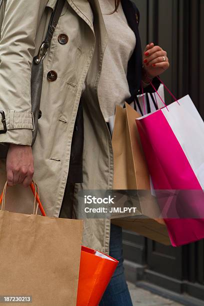 Donna Con La Borsa Della Spesa In Mani - Fotografie stock e altre immagini di Abbigliamento - Abbigliamento, Adulto, Allegro