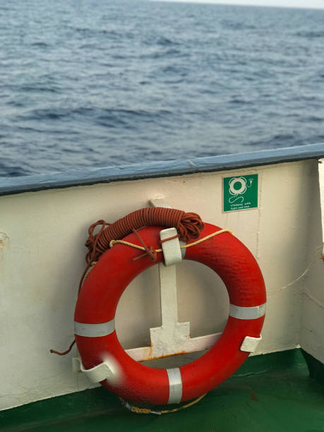 vue d’une bouée de sauvetage à bord d’un navire - insurance lifeguard life sport photos et images de collection