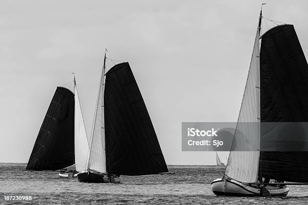 Skutsje Barca A Vela - Fotografie stock e altre immagini di Bianco - Bianco, Colore nero, Regata